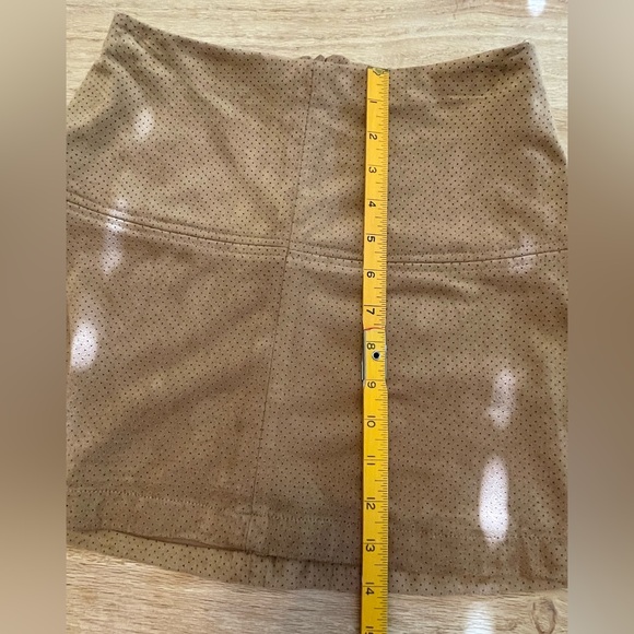 Mini skirt
Jolt
Size 3 - Picture 6 of 7